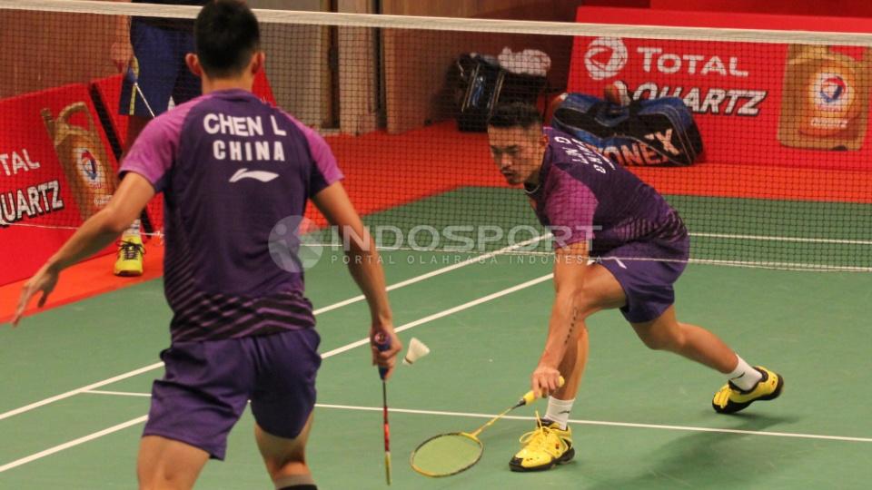 Tunggal putra Tiongkok Lin Dan mengembalikan shuttle kok ke arah Chen Long.
